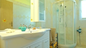 Bathtub, hair dryer, towels - Quaint Villa in Žbandaj With Outdoor Pool (Porec)