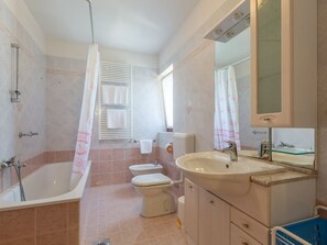Combined shower/tub, towels