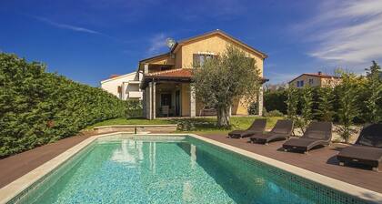 Modern Holiday Home With Swimming Pool, Near Lanterna Beach