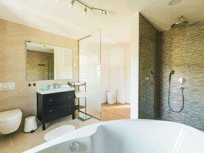 Combined shower/tub, towels