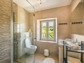 Combined shower/tub, towels