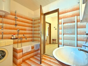 Combined shower/tub, towels