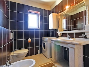 Shower, towels - Detached Villa With Garden and Private Pool Near Porec and the Sea (Kastelir-Labinci)
