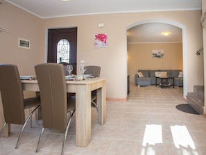 Dining - Quietly Located Holiday Home With Spacious Terrace Near the Beach of Lanterna (Tar-Vabriga)