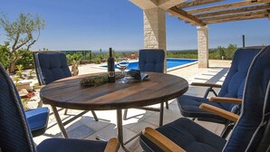 Shower, towels - Sea View Villa in Višnjan With Swimming Pool (Visnjan)