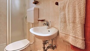 Een douche, handdoeken