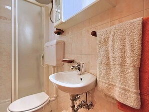 Shower, towels