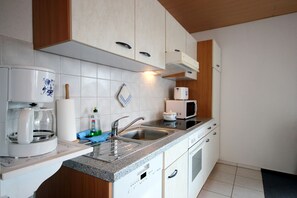 Jääkaappi, mikroaaltouuni, uuni, astianpesukone