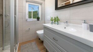 Shower, hair dryer, towels - Cozy Holiday Home in Motovun With Pool (Motovun)