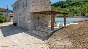 Exterior - Cozy Holiday Home in Motovun With Pool (Motovun)