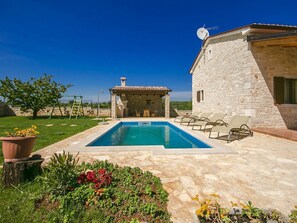Exterior - With Private Swimming Pool, Large Garden and Summer Kitchen Near the Beach (Visnjan)