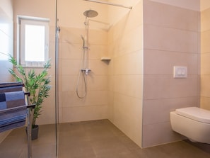 Shower, hair dryer, towels - Comfortable Villa With Garden, Swimming Pool, Outdoor Kitchen, Trampoline (Kastelir-Labinci)