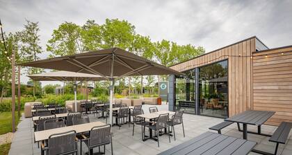 Luxury Lodge with 2 Bathrooms near Markermeer