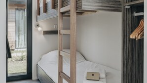 A room with a bunk bed, a bedside table, and a window. - Luxury Lodge with 2 Bathrooms near Markermeer (Wijdenes)
