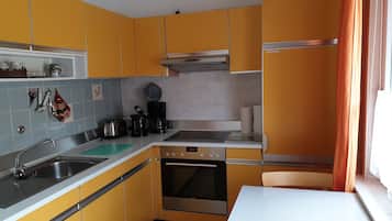 Refrigerador, horno, parrilla de estufa y cafetera y tetera