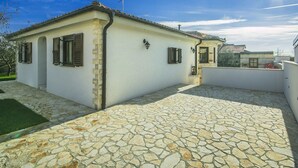 Exterior - Cozy Home with Swimming Pool & Hot Tub in Buje (Buje)