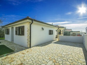 Exterior - Cozy Home with Swimming Pool & Hot Tub in Buje (Buje)