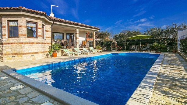 Outdoor pool - Cozy Home with Swimming Pool & Hot Tub in Buje (Buje)