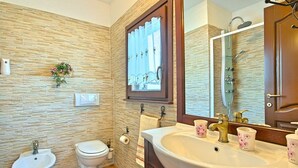 Combined shower/bathtub, towels - Cozy Home with Swimming Pool & Hot Tub in Buje (Buje)