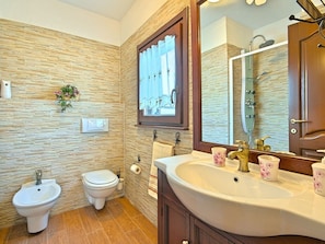 Combined shower/bathtub, towels - Cozy Home with Swimming Pool & Hot Tub in Buje (Buje)