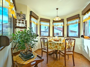 Dining - Cozy Home with Swimming Pool & Hot Tub in Buje (Buje)