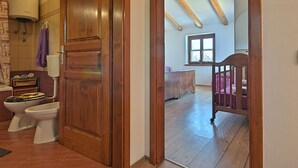 Combined shower/bathtub, hair dryer, towels - Cozy Cottage With Private Swimming Pool, Near the Beach and Porec (Porec)