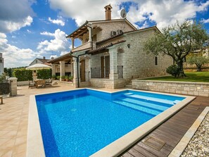 Exterior - Detached Villa With Private Swimming Pool and Spectacular Views of Motovun (Vizinada)
