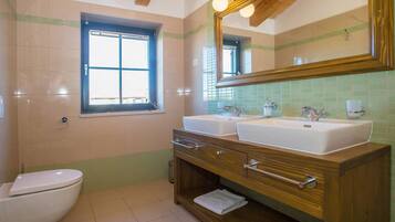 Combined shower/bathtub, towels