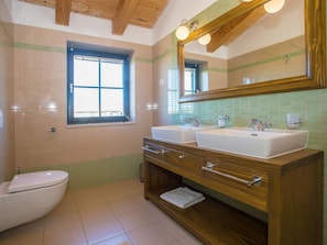 Combined shower/tub, towels - Vibrant Villa in Svetvincenat With Private Swimming Pool (Svetvincenat)