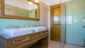 Combined shower/bathtub, towels - Vibrant Villa in Svetvincenat With Private Swimming Pool (Svetvincenat)