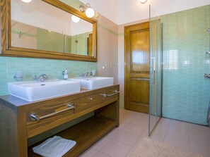Combined shower/tub, towels