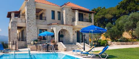 Villa | Alberca | Alberca techada y alberca al aire libre