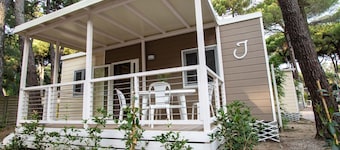Wooden Chalet with AC near Sea