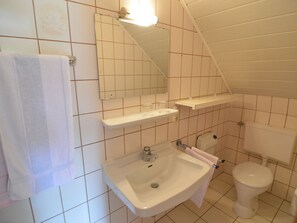 Shower, towels - Simple Apartment in Falkenstadt near Schlossinsel Museum (Rodewisch)