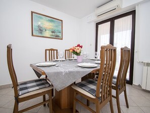 Apartment | Dining - Modern Apartment Near the Beach in Istria (Medulin)