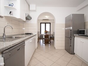 Apartment | Private kitchen | Cookware/dishes/utensils