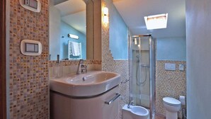 Bathtub, hair dryer, towels - Belvilla by OYO Villadesign (Pergola)