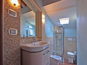 Bathtub, hair dryer, towels - Belvilla by OYO Villadesign (Pergola)