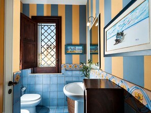 Shower, towels - Luxurious Villa in Marsala With Terrace (Marsala)