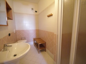 Shower, towels - Lovely Apartment on the Coast With a Marvelous sea View (Piombino)