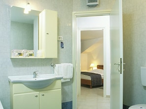Combined shower/tub, towels