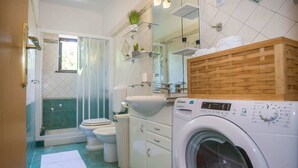 Douche, sèche-cheveux, serviettes fournies