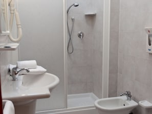 Shower, towels - Semi Detached Bungalow with AC near Coast of Tuscany (Campiglia Marittima)