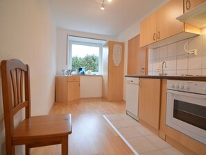 Fridge, microwave, stovetop, dishwasher