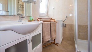 Shower, towels - Peaceful Apartment With Balcony in Porec (Porec)