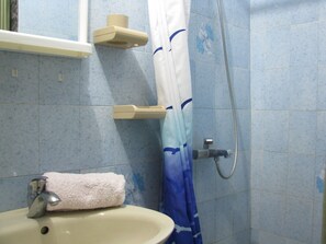 Shower, hair dryer, towels - Quaint Apartment With Garden in Sveti Vid-miholjice (Malinska-Dubasnica)