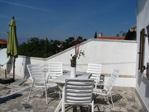 Balcony - Quaint Apartment With Garden in Sveti Vid-miholjice (Malinska-Dubasnica)