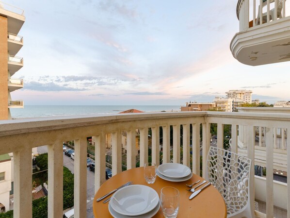 Apartment | Dining - Cozy Apartment in Rimini Italy near Beach (Rimini)