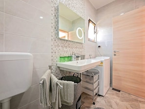 Shower, towels - Beautiful Apartment on the Ground Floor With Private Pool in Green Surroundings (Karojba)