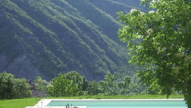 Une piscine avec vue sur un paysage montagneux.